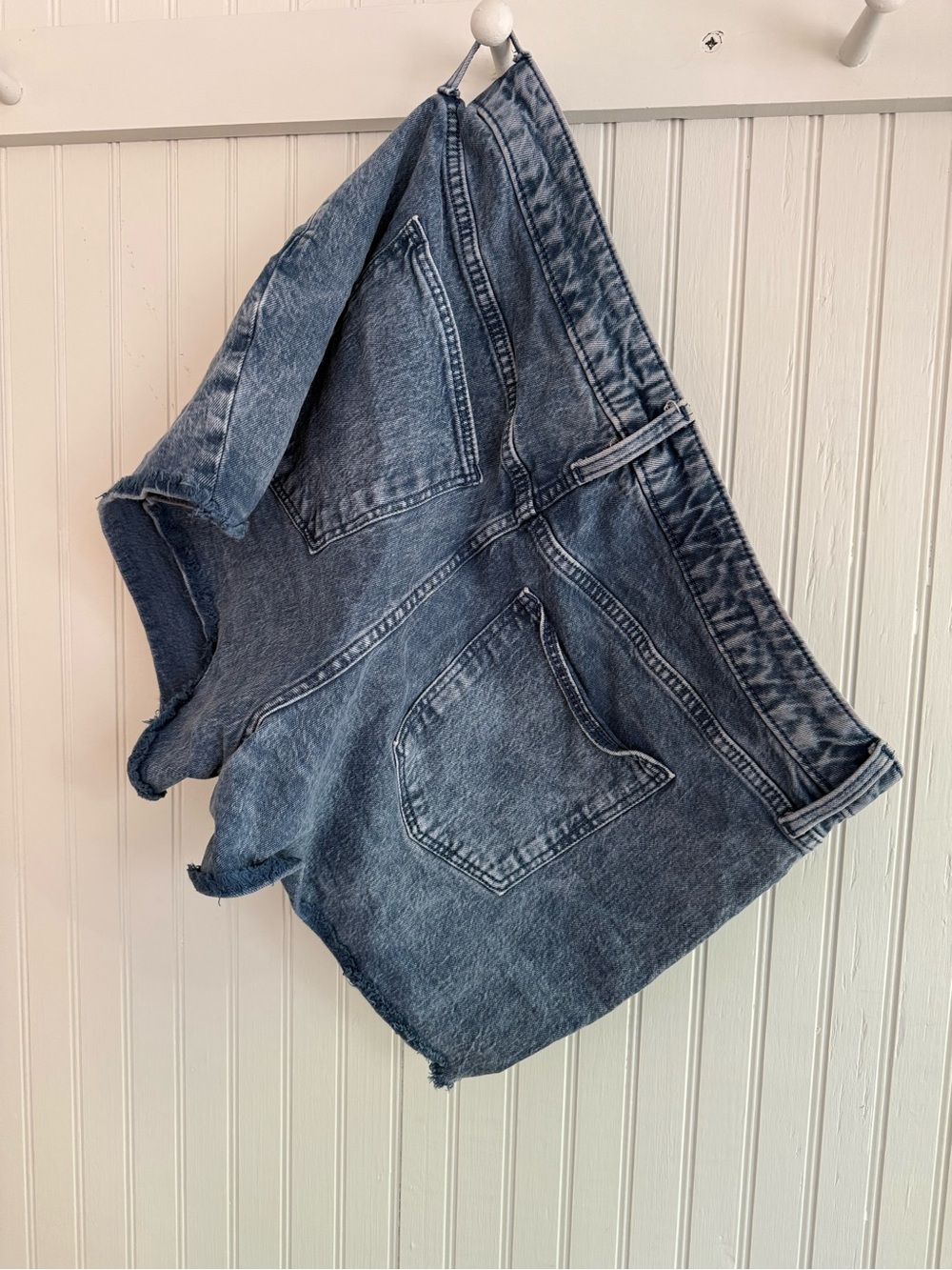 Universal Thread Jean Shorts Size 16 in a medium blue denim - Picture 5 of 5